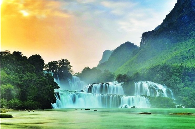 When should travelers travel to Ban Gioc Waterfall ?