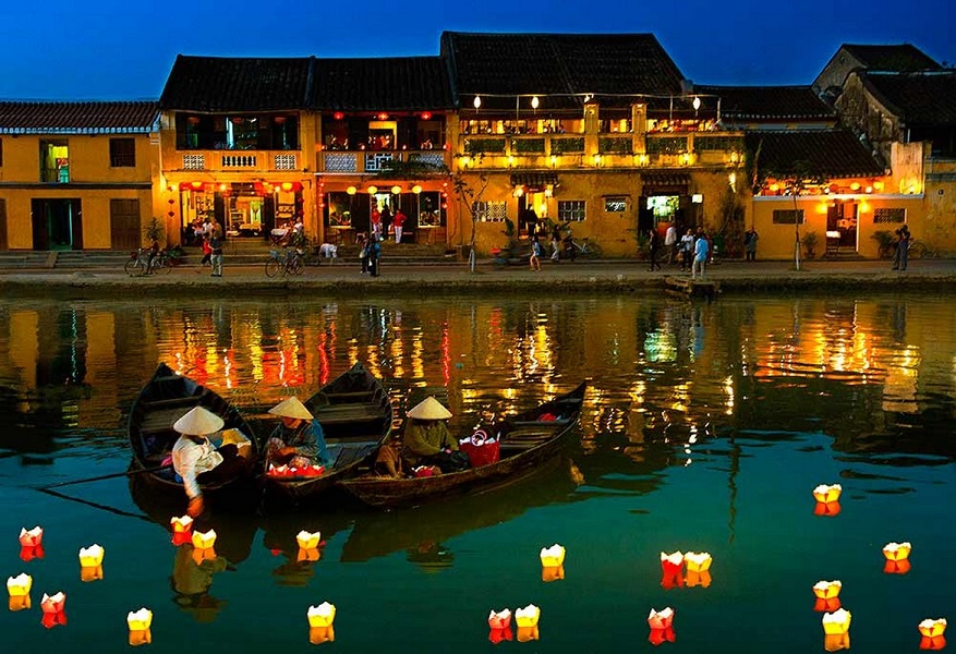 Explore yellow houses in Hoi An ancient town