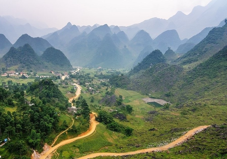 Journey to the rock plateau Ha Giang with the beautiful winding roads 