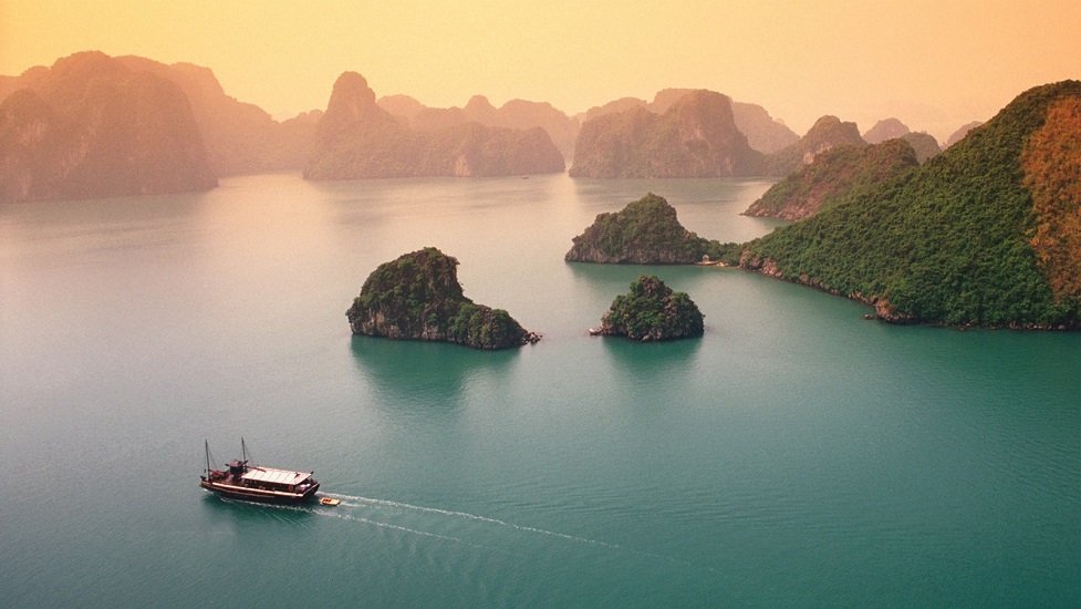 After the moive Kong: Skull Island, can not miss travel to Halong Bay