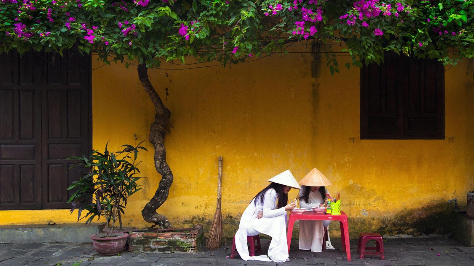 Explore yellow houses in Hoi An ancient town