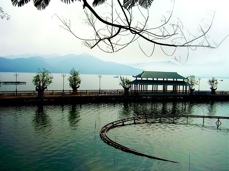 Immediately admire the most beautiful lakes in Vietnam