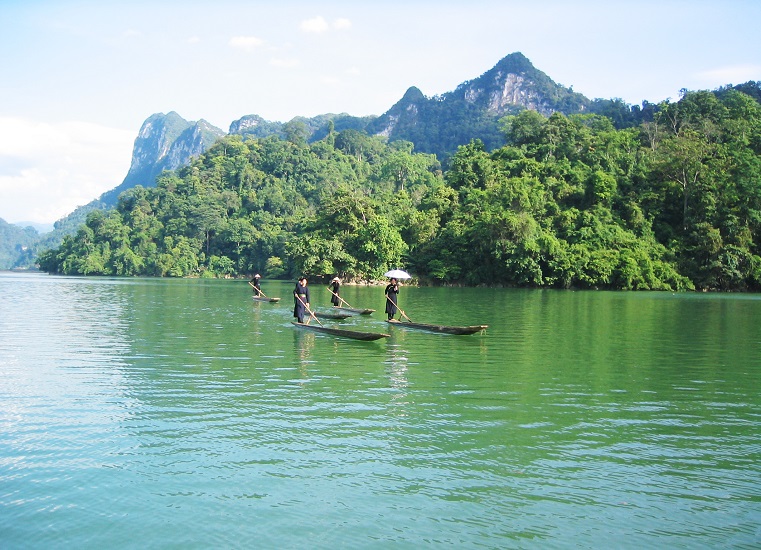 Ba Be Lake - the largest natural lake in Vietnam 