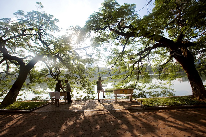  Enjoy a peaceful early morning at Hoan Kiem Lake, Hanoi