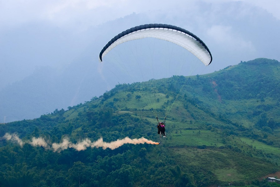 Khau Pha paragliding festival - Fly on pouring water season 2017 in Mu Cang Chai, Yen Bai