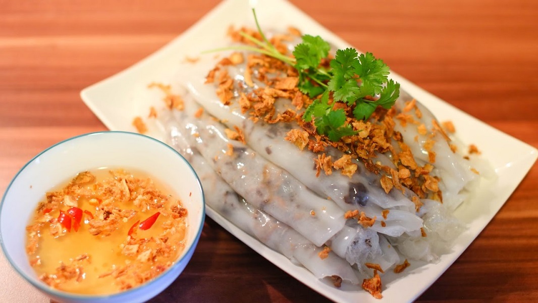 Banh cuon Hanoi (Rolling steamed cake)