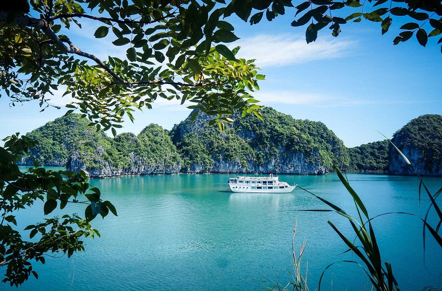 Halong Bay -  one of the ideal destination for Christmas's Day 2017
